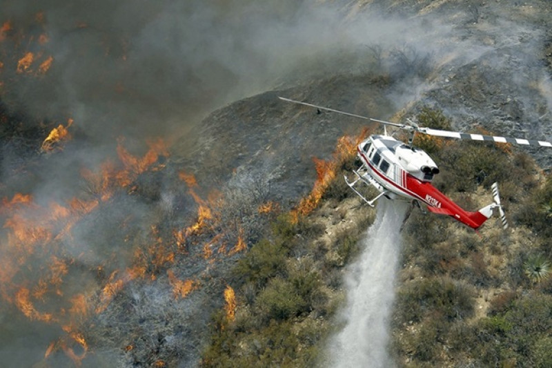 Kabut asap tebal membuat operasi helikopter water bombing di Palangka Raya terbatas. Armada harus menunggu jarak pandang aman sebelum diterbangkan.