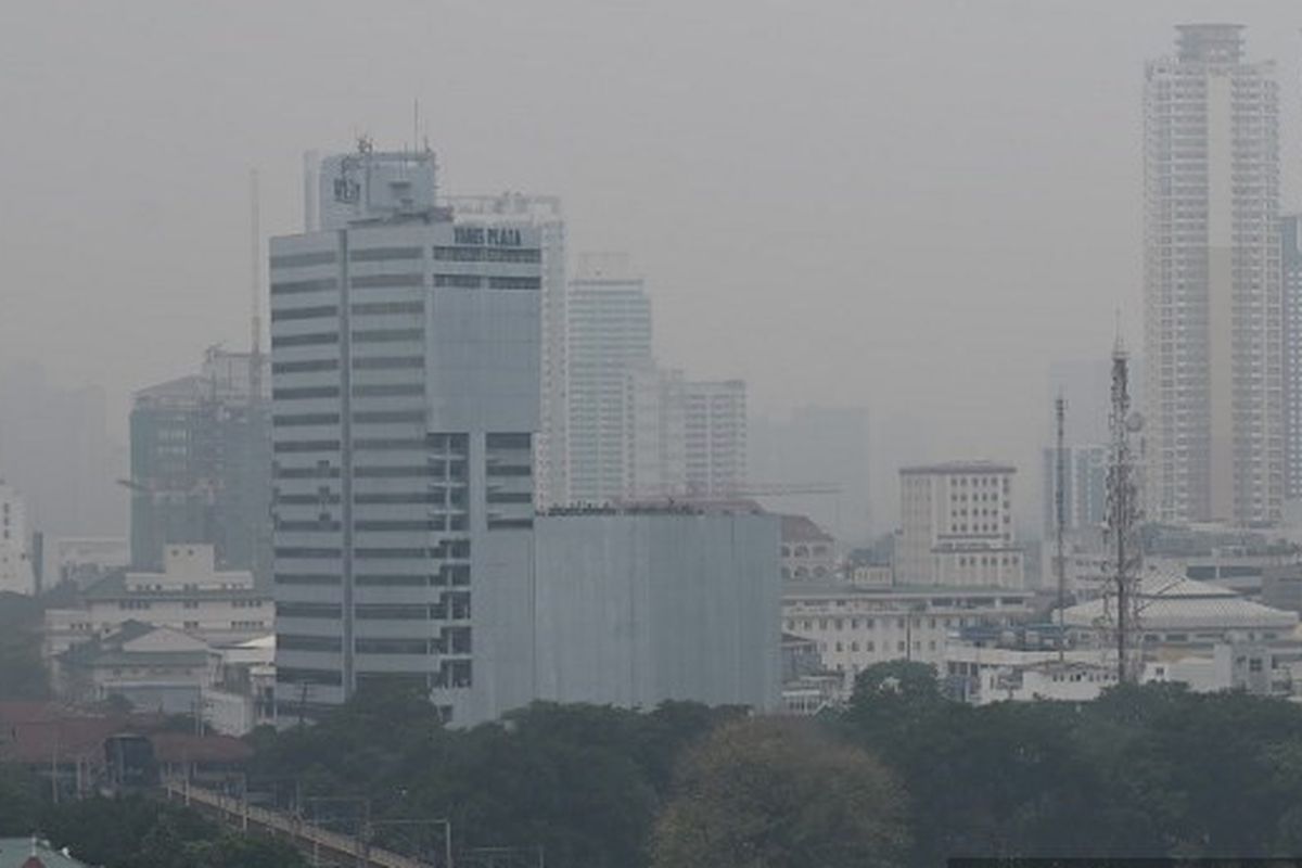 Kabut asap karhutla Indonesia terbawa angin hingga Metro Manila, Filipina. Sejumlah wilayah mencatat kualitas udara sangat tidak sehat akibat PM2.5.