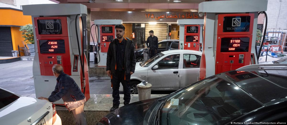 Kelangkaan BBM di Iran semakin parah setelah sanksi AS diperketat. Warga harus mengantre berjam-jam, sementara sopir truk menunggu diesel semalaman.