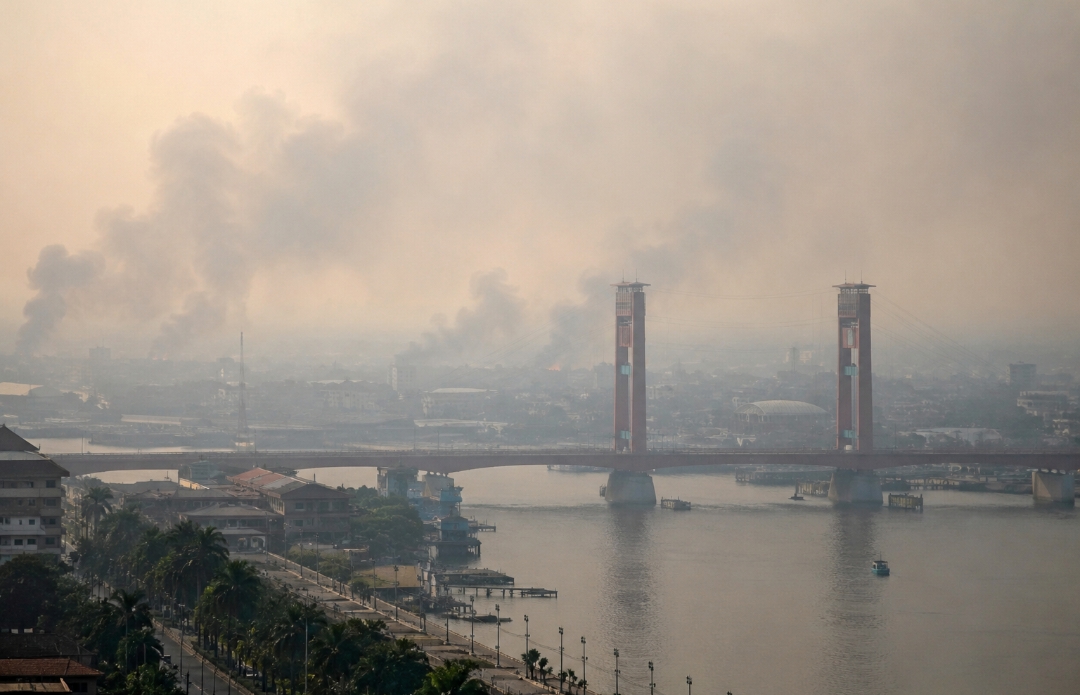 Kualitas udara Palembang masuk kategori sangat tidak sehat akibat kabut asap karhutla. Konsentrasi PM2.5 tercatat mencapai 235,6 mikrogram per meter kubik.