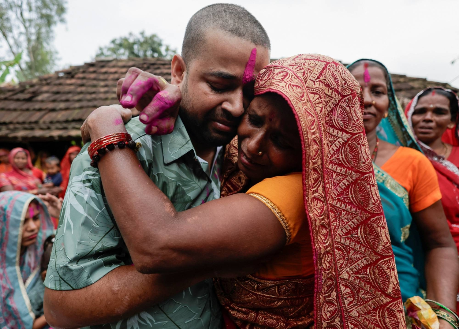 Sanjay Sah selamat setelah 10 hari terjebak di terowongan pembangkit listrik Nepal akibat banjir. Ia bertahan dengan meminum air berlumpur yang tersedia.
