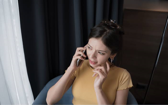 Gen Z semakin jarang mengucapkan halo saat mengangkat telepon. Kebiasaan ini dipengaruhi perubahan komunikasi hingga kekhawatiran terhadap penipuan AI.