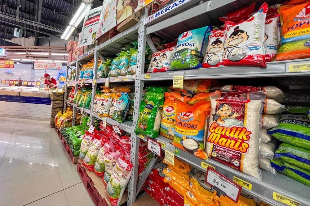 Beras premium kemasan 5 kg mulai langka di sejumlah daerah meski stok nasional melimpah. Pengamat menilai ada masalah struktural di rantai pasok.