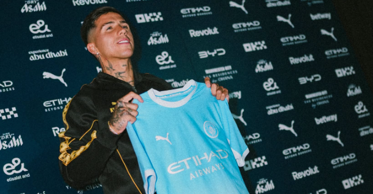 Chelsea melepas Enzo Fernandez ke Manchester City seharga 125 juta paun. Keputusan ini dinilai berisiko karena memperkuat rival sekaligus melemahkan lini tengah.