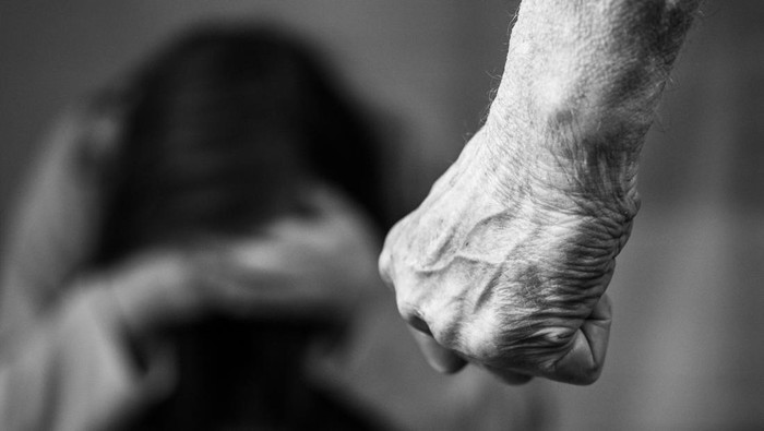 Guru SDN 060807 Medan berinisial DAL mengundurkan diri setelah diduga melakukan kekerasan terhadap siswa yang tidak mengerjakan PR.