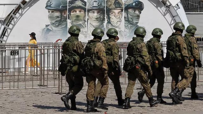 Delapan WNI diduga direkrut menjadi tentara Rusia. DPR menegaskan keterlibatan tersebut merupakan keputusan individual dan bukan sikap pemerintah Indonesia.