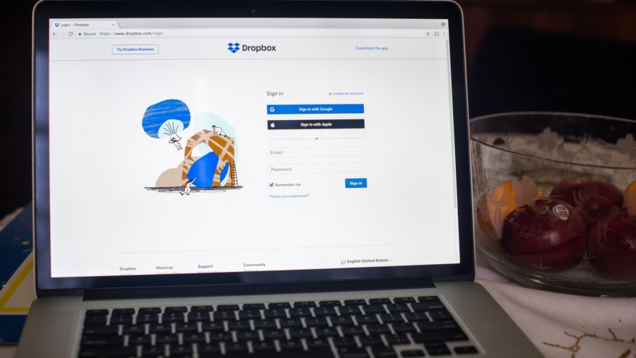 Sekitar 5.000 akun Dropbox diretas pada Agustus. Hacker memanfaatkan celah autentikasi Lenovo ID dan mengakses file pada sebagian akun terdampak.