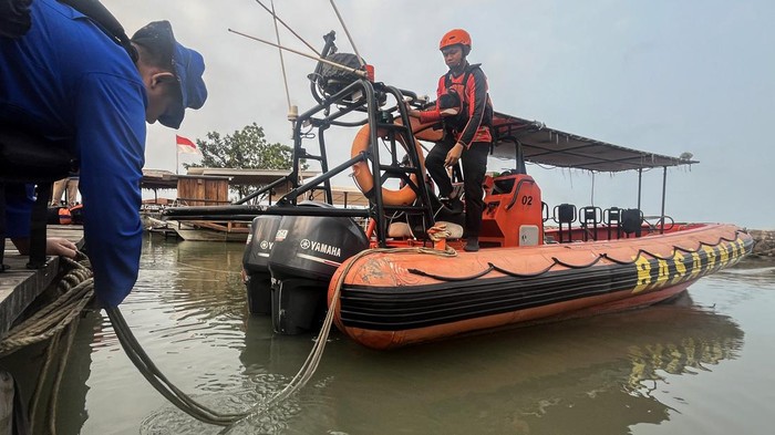 Tim SAR gabungan mengerahkan lima kapal untuk mencari lima jurnalis yang hilang kontak saat meliput erupsi Gunung Anak Krakatau di Selat Sunda.