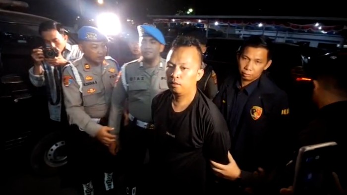 Polisi menangkap SDS, terduga pembunuh wanita berinisial SM yang jasadnya ditemukan dalam dus di Babakan Ciparay, Bandung.
